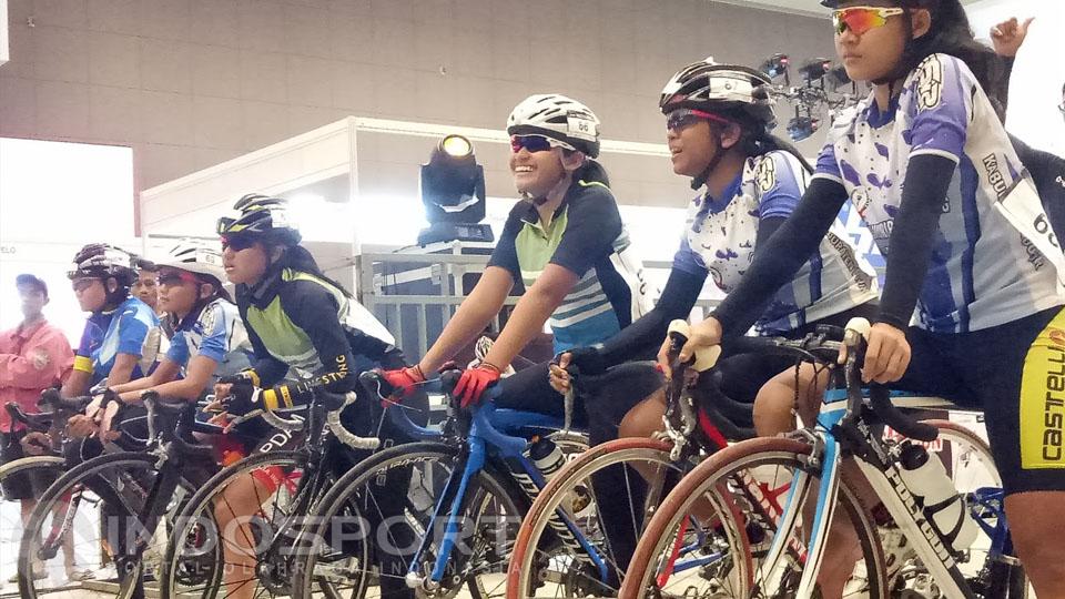 Para peserta di kategori perempuan tengah bersiap memulai lomba - INDOSPORT